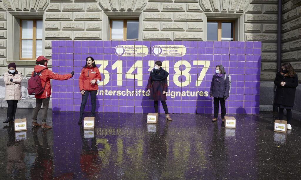 Ein Appell „Haende weg von den Frauenrenten“ mit 314’187 Unterschriften gegen eine AHV-​Abbauvorlage, wird von Mitgliedern des SGB an den Staenderat uebergeben. (Yoshiko Kusano)