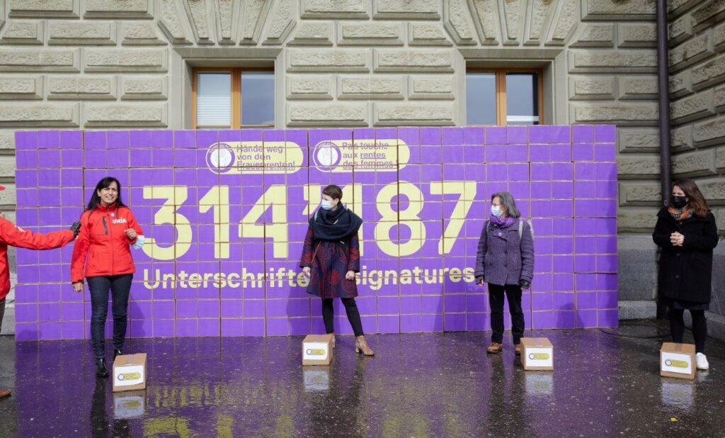 Unterschriftenübergabe: 314'187 x Hände weg von den Frauenrenten