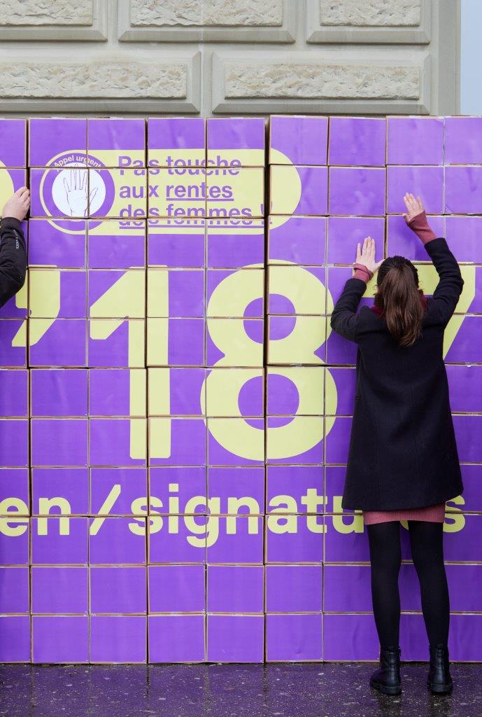 Unterschriftenübergabe: 314'187 x Hände weg von den Frauenrenten