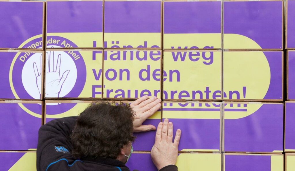 Unterschriftenübergabe: 314'187 x Hände weg von den Frauenrenten