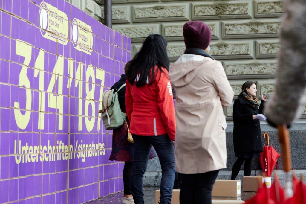 Mattea Meyer à la remise officielle des signatures