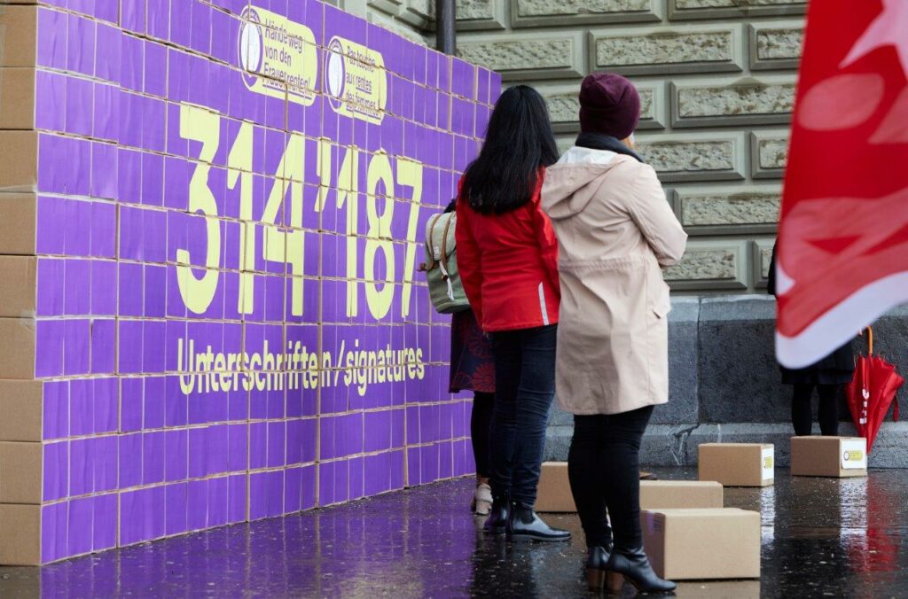Unterschriftenübergabe: 314'187 x Hände weg von den Frauenrenten