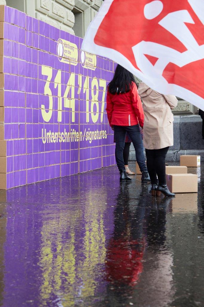 Unterschriftenübergabe: 314'187 x Hände weg von den Frauenrenten