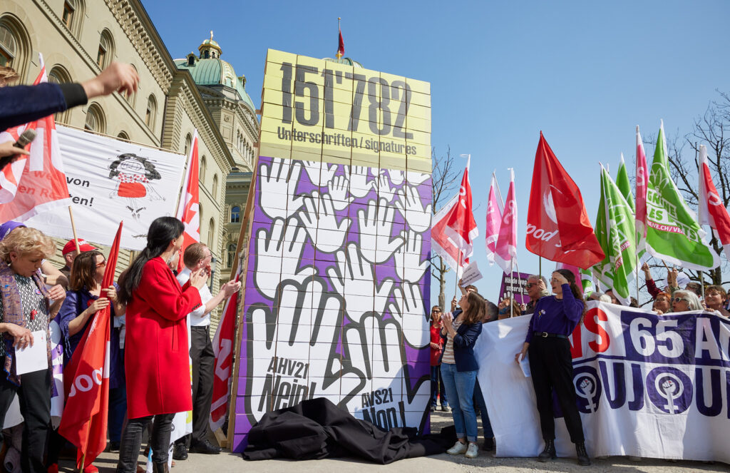 La tour avec les 151782 signatures du référendum